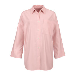 Vue de face d'une blouse d'hiver oversize rose avec poche poitrine