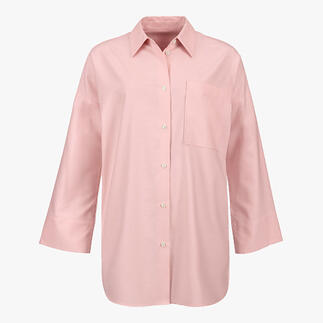 Vue de face d'une blouse d'hiver oversize rose avec poche poitrine