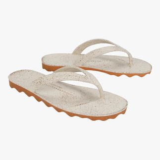 Tongs beige pour hommes sur fond blanc.