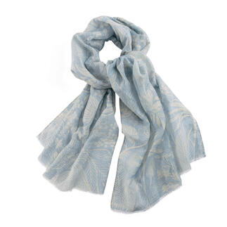 Étole en chanvre et coton bleu clair, nouée et drapée.