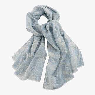 Étole en chanvre et coton bleu clair, nouée et drapée.