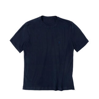 T-shirt bleu marine sur fond blanc.