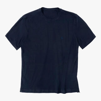 T-shirt bleu marine sur fond blanc.
