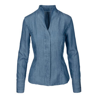 Chemise en denim bleu de van Laack sur fond blanc.