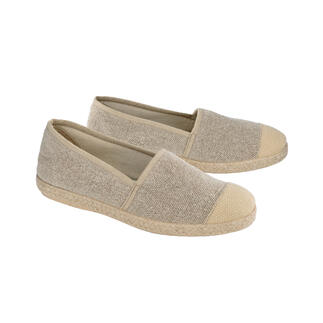 Deux espadrilles en chanvre de Grand Step Shoes dans des tons naturels, vue avant.