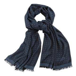 Écharpe réversible de Roeckl, posée avec des motifs.