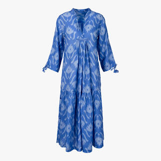 Robe kaftan longue de couleur bleue avec motif floral.