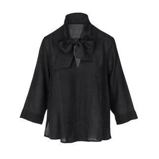Vue de devant d'une blouse noire avec nœud en tissu d'été léger.