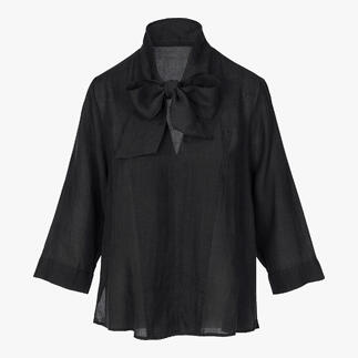 Vue de devant d'une blouse noire avec nœud en tissu d'été léger.