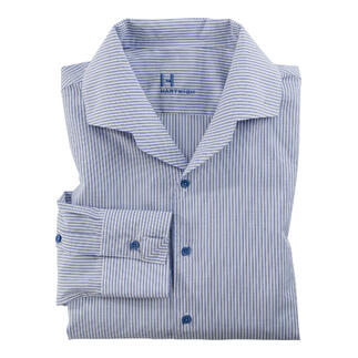 Chemise en soie à revers rayé, pliée sur un fond blanc.