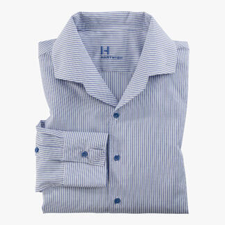 Chemise en soie à revers rayé, pliée sur un fond blanc.