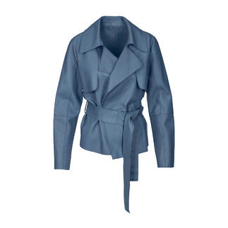 Veste en agneau bleu avec ceinture sur fond blanc