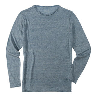 Pull d'été léger en bleu clair sur fond blanc