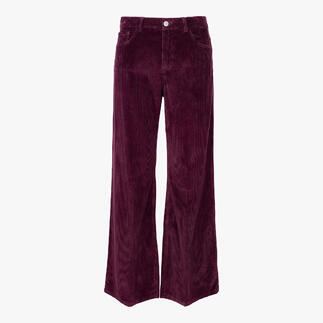 Pantalon large en velours côtelé bordeaux sur fond blanc