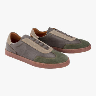 Deux chaussures OCONI slip-on grises avec des accents verts sur un fond clair.