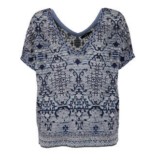 Pull à motifs IVKO en bleu sur fond blanc