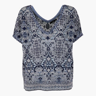 Pull à motifs IVKO en bleu sur fond blanc