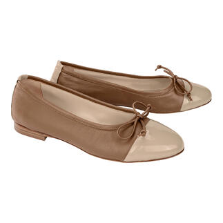 Ballerines couleur cognac avec une pointe en vernis crème