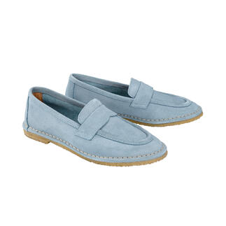 Une paire de mocassins confortables bleus clairs de Gran Step sur fond blanc.