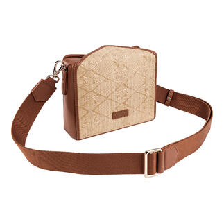 Combinaison d'un sac boxy en raffia marron et d'une petite poche intérieure.