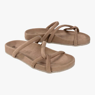 Deux pantoufles confort couleur caramel sur fond blanc.