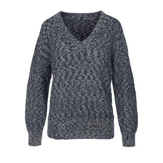 Pull flamé gris avec col en V sur fond blanc.