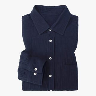 Chemise en mousseline navy pliée, visible avec des boutons et une poche poitrine.