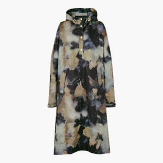 Poncho de pluie design Ilse Jacobsen en différentes couleurs sur un portant