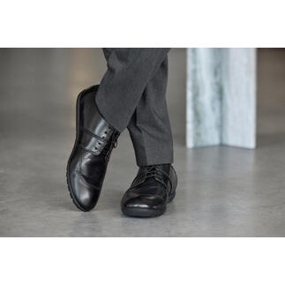 Chaussure de bureau confortable Franz Gustav en noir, gros plan sur un homme.