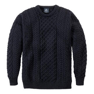 Pull en mérinos Aran navy sur fond blanc.
