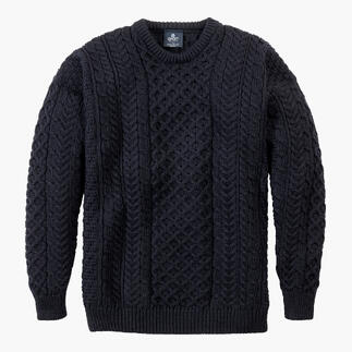 Pull en mérinos Aran navy sur fond blanc.