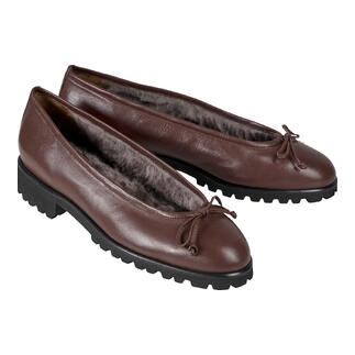 Deuxième paire de ballerines en agneau brun côte à côte, avec doublure douce.