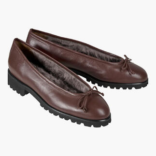 Deuxième paire de ballerines en agneau brun côte à côte, avec doublure douce.