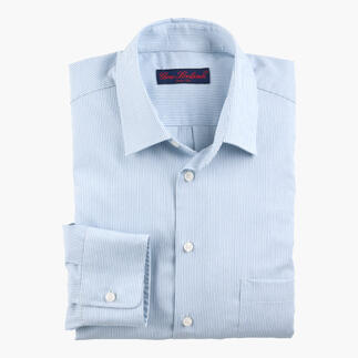 Chemise en merino-soie rayée bleu et écru, pliée.
