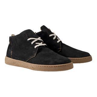 Chaussures chukka ultralégères noires avec lacets clairs sur fond neutre.