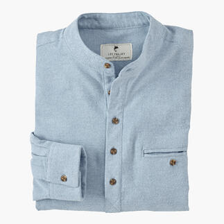 Chemise en flanelle bleu clair avec des boutons, posée et pliée.