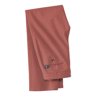 Pantalon en toile pêche plié sur fond blanc.
