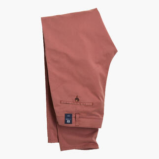 Pantalon en toile fine saumon plié.