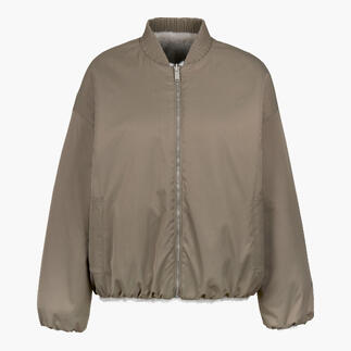 Vue de face de la veste bomber réversible en beige à l'extérieur.