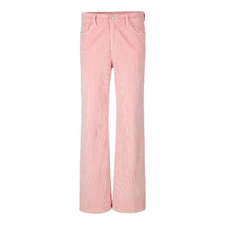 Pantalon large en velours côtelé rose debout sur fond neutre.