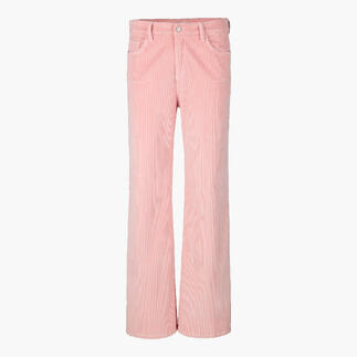Pantalon large en velours côtelé rose debout sur fond neutre.