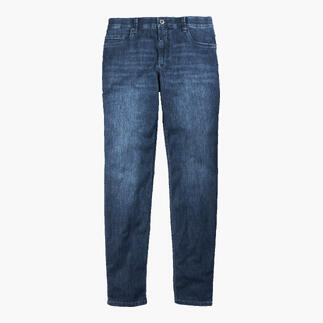 Jeans d'été indigo à coupe droite sur fond blanc.