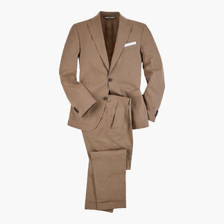Ensemble de costume brun composé de blazer et pantalon sur fond blanc