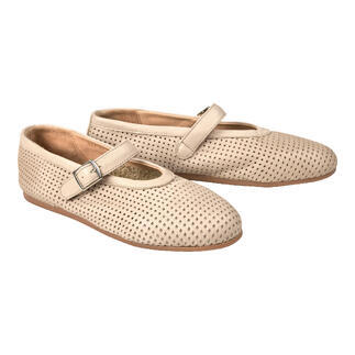 Mary Janes perforées en beige avec une sangle.