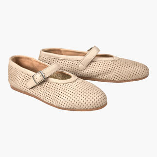 Mary Janes perforées en beige avec une sangle.