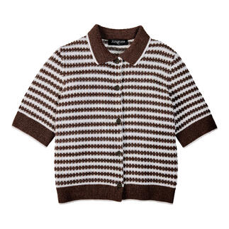 Polo en tricot gaufré café-écru, à la mode avec des manches courtes et une fermeture à boutons.