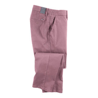 Pantalon chino rose plié, montrant les poches et les coutures.