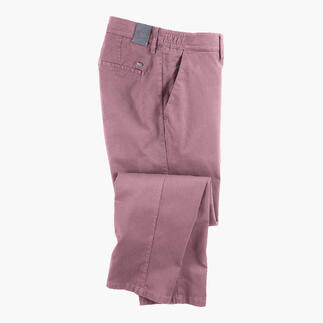 Pantalon chino rose plié, montrant les poches et les coutures.