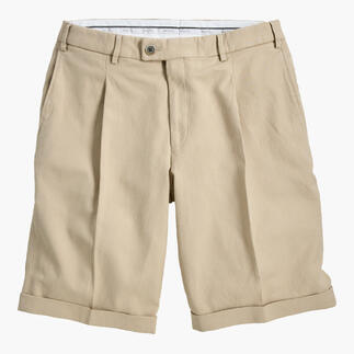 Bermuda à plis en beige, décontractée et élégante, sur un fond neutre.