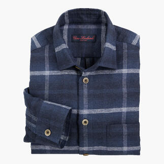 Chemise bleue à carreaux pliée, montrant la texture du tissu.